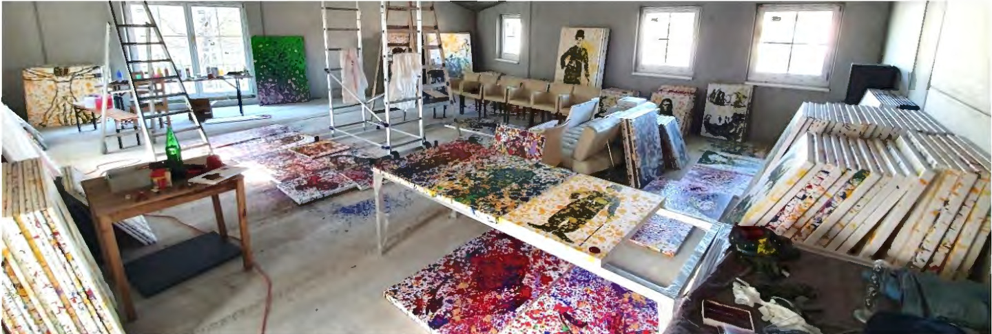 Tim Tom Nordens Atelier mit Gerüsten, Leinwänden und Trilogien